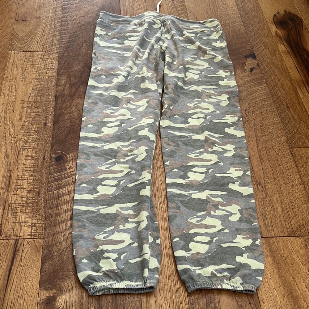 Monrow Woman’s Green Camo Joggers Size M - Picture 5 of 6